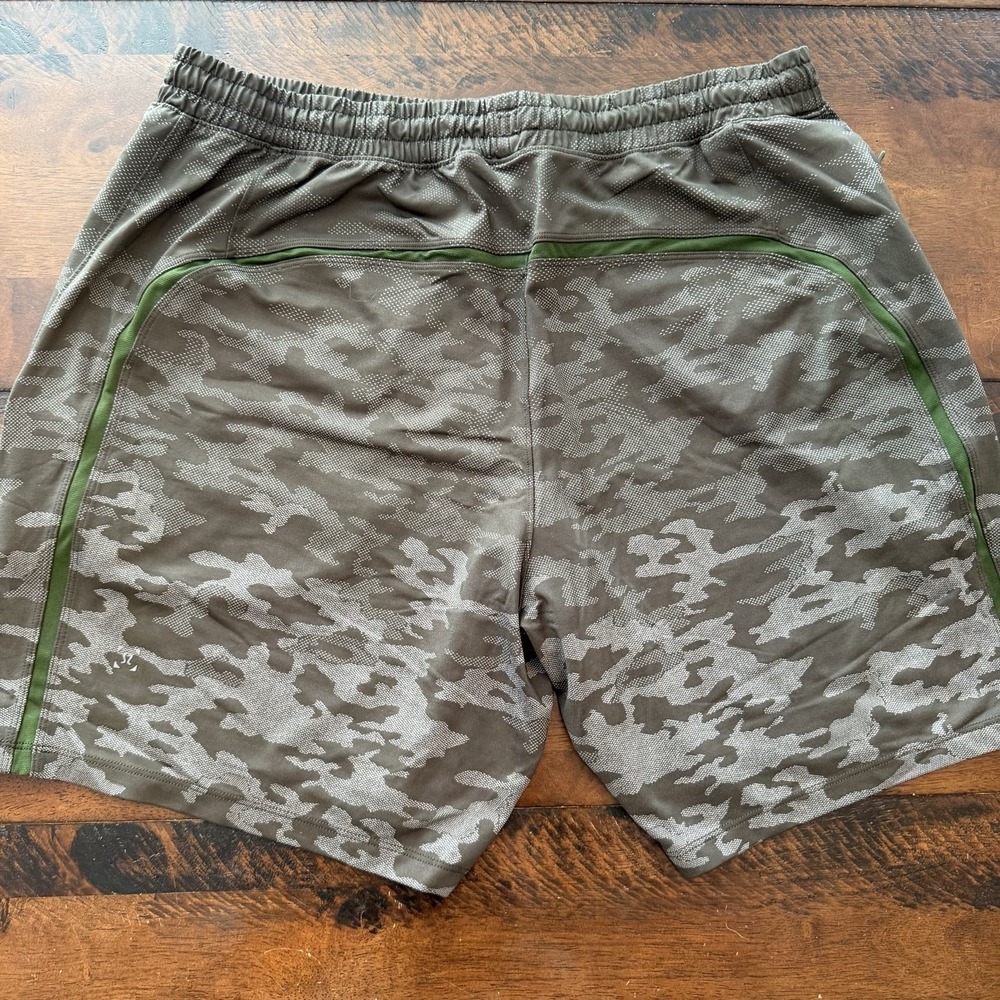 Lululemon Shorts Mens XL Green Camo Athletic Knit Drawstring 7 Inseam Running - Picture 5 of 8